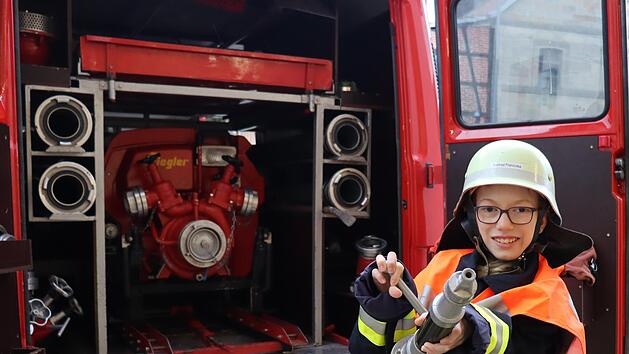 Jonas Jahn (10) hat der Schnuppertag bei der Feuerwehr so gut gefallen, dass er sich zusammen mit 23 anderen kleinen Brandl&ouml;schern f&uuml;r die neu gegr&uuml;ndete Kinderfeuerwehr angemeldet hat.