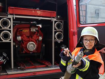 Jonas Jahn (10) hat der Schnuppertag bei der Feuerwehr so gut gefallen, dass er sich zusammen mit 23 anderen kleinen Brandlöschern für die neu gegründete Kinderfeuerwehr angemeldet hat.