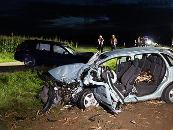 Frontalzusammensto&szlig; auf Ortsverbindungsstra&szlig;e: Fahranf&auml;ngerin schwer verletzt - 18-j&auml;hrige Corsafahrerin eingeklemmt und lebensgef&auml;hrlich verletzt - BMW-Fahrer mit mittelschweren Verletzungen in Klinik transportiert - Unfallursache unklar