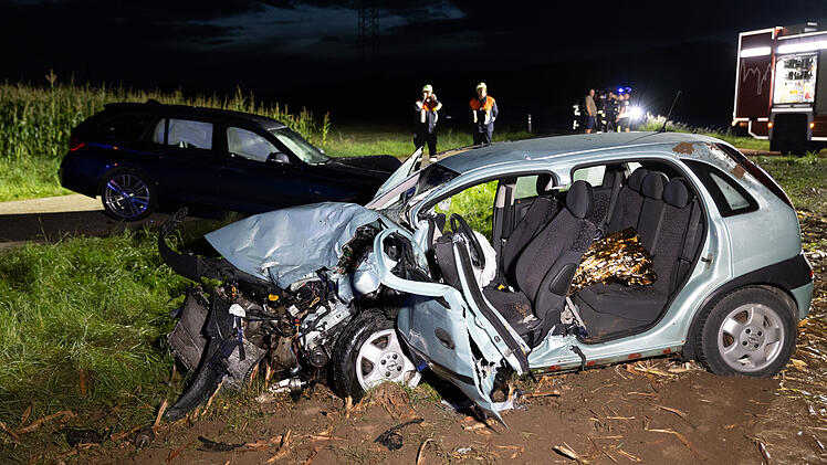 Frontalzusammenstoß auf Ortsverbindungsstraße: Fahranfängerin schwer verletzt - 18-jährige Corsafahrerin eingeklemmt und lebensgefährlich verletzt - BMW-Fahrer mit mittelschweren Verletzungen in Klinik transportiert - Unfallursache unklar
