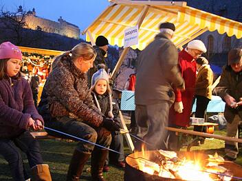 Perfektes Idyll bei der Villa der Geschwister-Gummi-Stiftung im Schießgraben: Am Feuerschein grillten Kinder und Erwachsenen  Stockbrot und genießen die Wärme des Feuers. Fotos: Sonja Adam