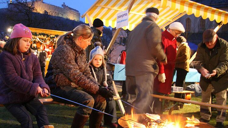 Perfektes Idyll bei der Villa der Geschwister-Gummi-Stiftung im Schießgraben: Am Feuerschein grillten Kinder und Erwachsenen  Stockbrot und genießen die Wärme des Feuers. Fotos: Sonja Adam