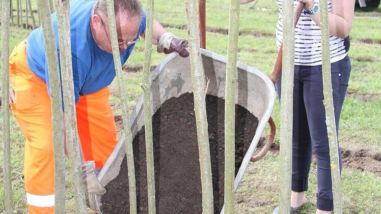 Statt Rechnen und Deutsch hieß es Schubkarren schieben und Weidenstecklinge setzen.