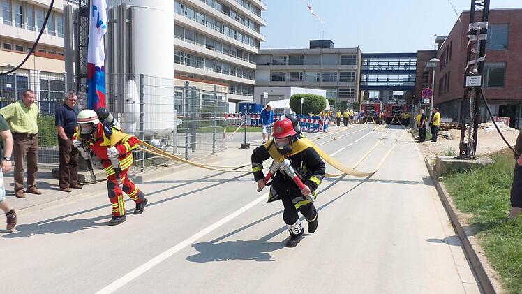Schläuche ziehen, und das mit Atemschutzgerät.