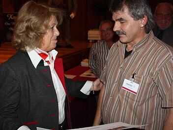 150 Mal hat Klaus Kiesel aus Nüdlingen Blut gespendet. BRK-Präsidentin Christa von Thurn und Taxis gratulierte.  Fotos: Edgar Bartl