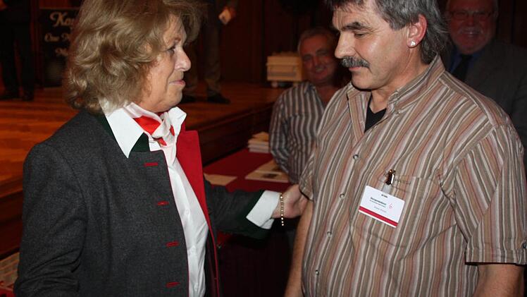 150 Mal hat Klaus Kiesel aus Nüdlingen Blut gespendet. BRK-Präsidentin Christa von Thurn und Taxis gratulierte.  Fotos: Edgar Bartl