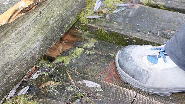 Kaputt: Dieser Balken ist bereits abgemorscht, und das Ende federt frei.