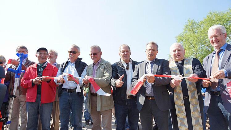 Der Radweg wird offiziell übergeben