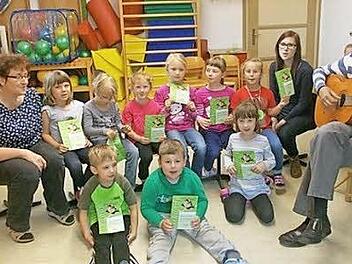 Zum Abschluss der Leseförderaktion erhielten die elf Vorschulkinder ihren "Bibliotheksführerschein". Und mit Begeisterung sangen sie Büchereilied, das sie während des "Lehrgangs" begleitet hatte. Foto: privat