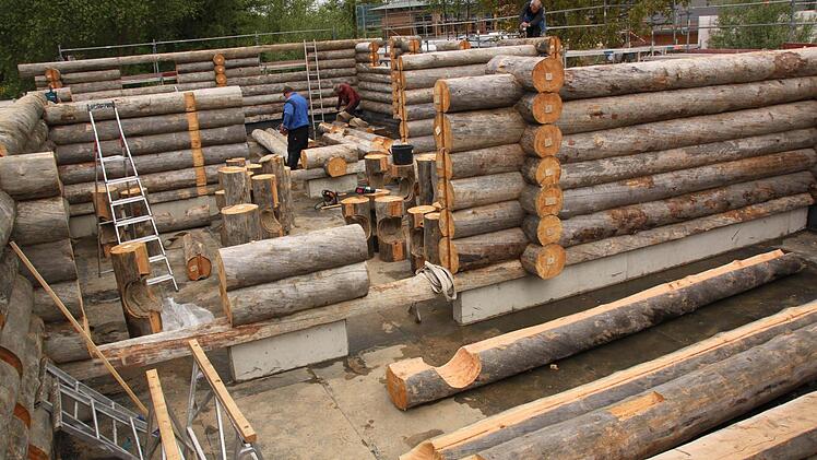 Aus Rundhölzern mit gut 30 Zentimetern Durchmesser entstand 2014 die Kelo-Sauna. Die mächtigen Kiefernstämme sind für diesen Zweck optimal. Sie wurden aus Finnland angeliefert. Foto: Matthias Einwag