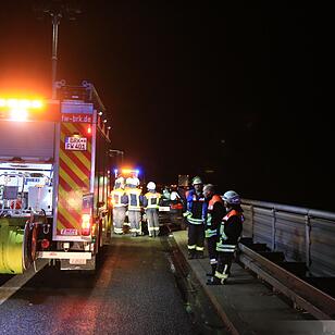 Fahranfänger schleudert mit BMW in Lastwagen - Vater bei Crash eingeklemmt und schwerst verletzt