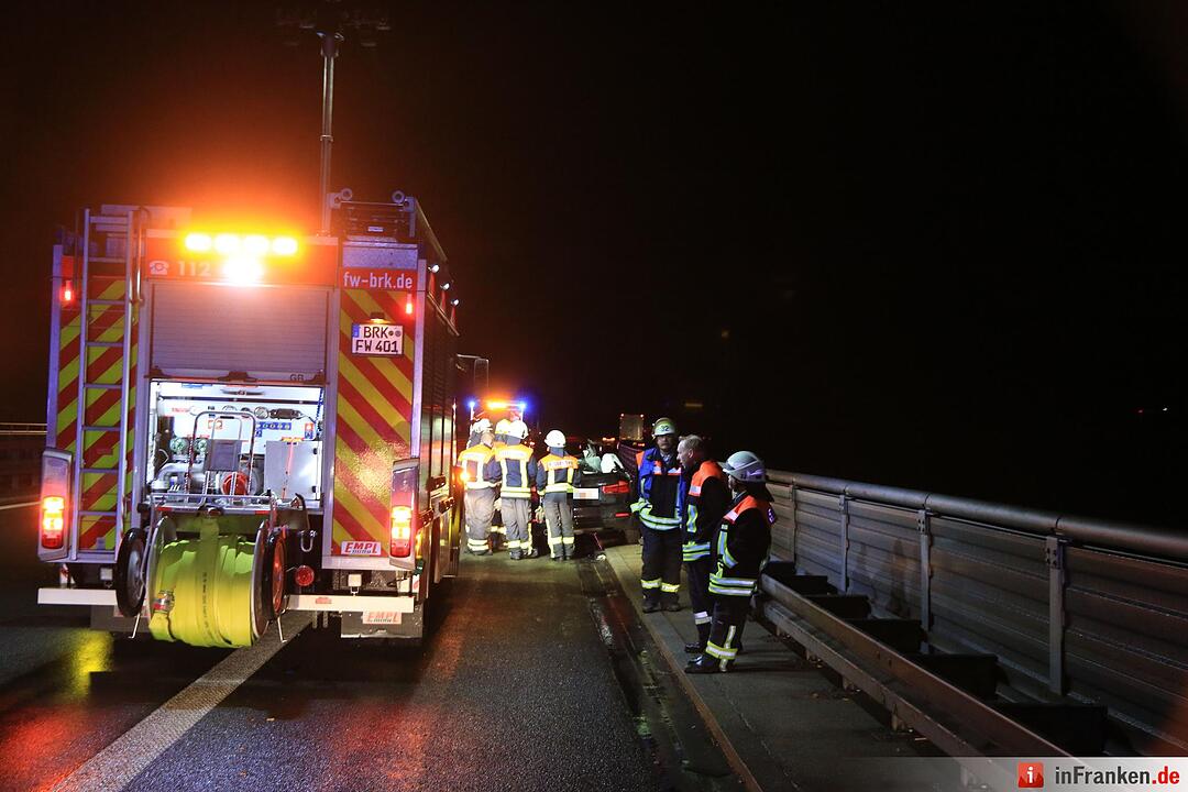 Fahranfänger schleudert mit BMW in Lastwagen - Vater bei Crash eingeklemmt und schwerst verletzt