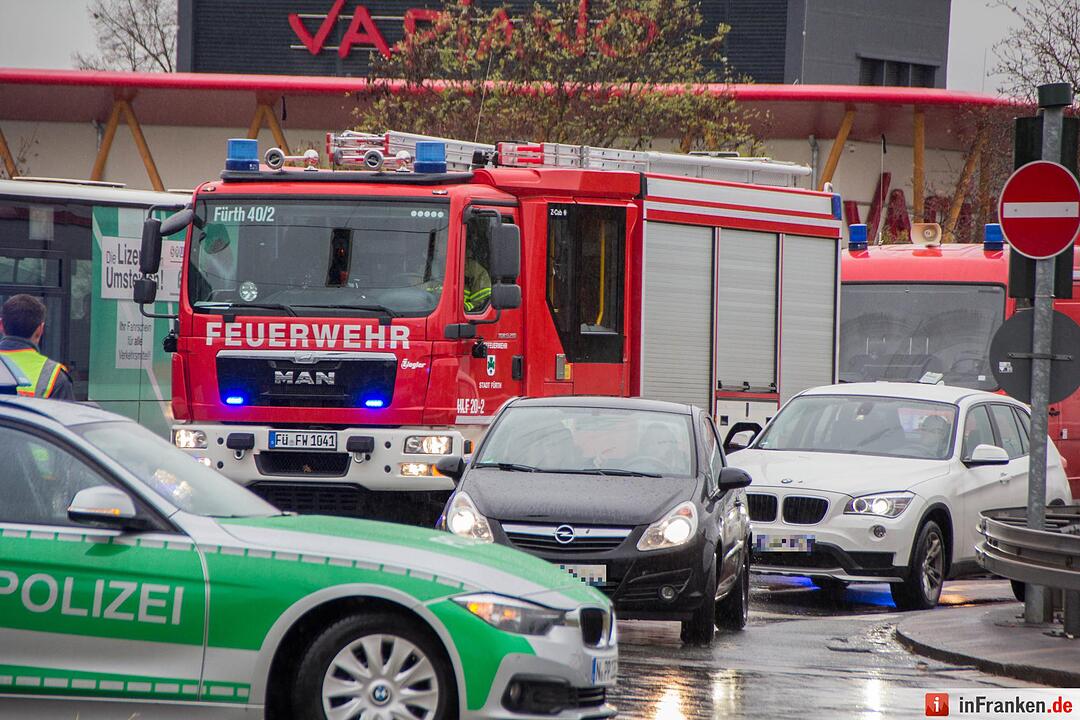 Kollision nach mutmaßlichem Rotlichtverstoß – Eine Person schwer verletzt