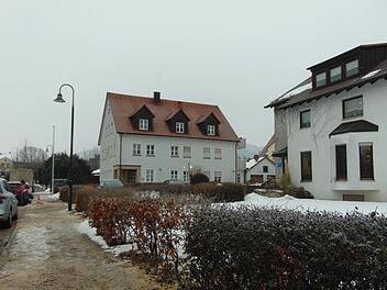 Ungewohnter Anblick: die Igensdorfer Kastanienallee ohne Bäume  Foto: Petra Malbrich