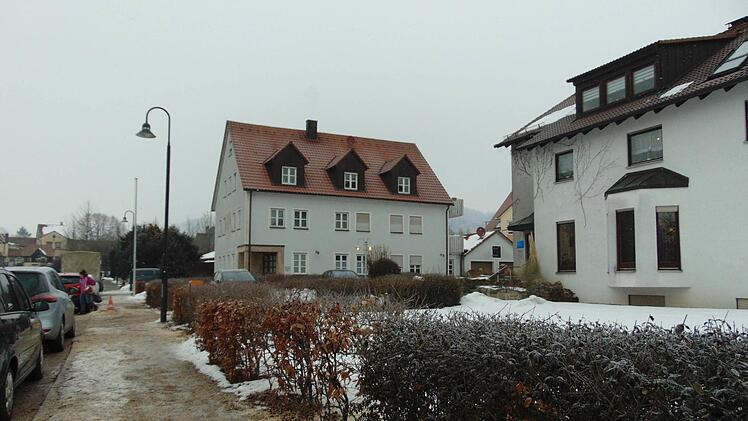 Ungewohnter Anblick: die Igensdorfer Kastanienallee ohne Bäume  Foto: Petra Malbrich