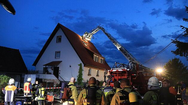Der Schaden im Haus ist gravierend. Große Teile der Stromleitungen und Elektronik dürften durch die enorme Spannungsüberlastung zerstört oder zumindest schwer in Mitleidenschaft gezogen worden sein. Immerhin blieb es nur bei Sachschaden. Denn verletzt wurde glücklicherweise niemand. Foto: NEWS5 / Merzbach