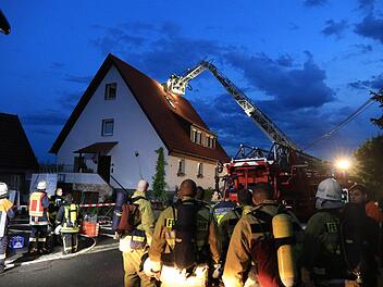 Der Schaden im Haus ist gravierend. Große Teile der Stromleitungen und Elektronik dürften durch die enorme Spannungsüberlastung zerstört oder zumindest schwer in Mitleidenschaft gezogen worden sein. Immerhin blieb es nur bei Sachschaden. Denn verletzt wurde glücklicherweise niemand. Foto: NEWS5 / Merzbach