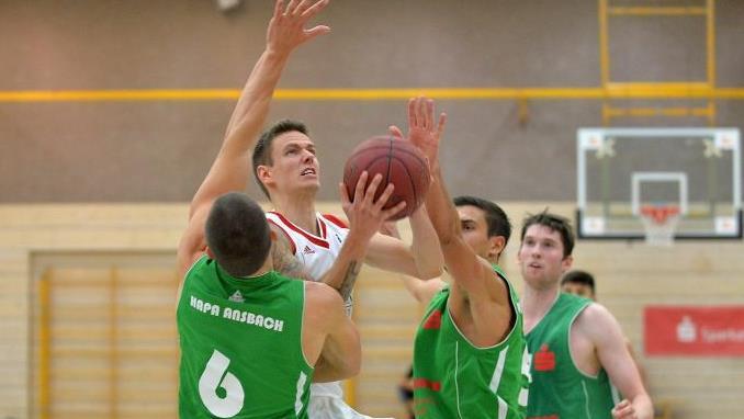 Daniel Krause (am Ball) konnte mit 16 Z&auml;hlern nicht verhindern, dass die Longhorns wieder als Verlierer vom Feld schlichen. Foto: Picturedreams