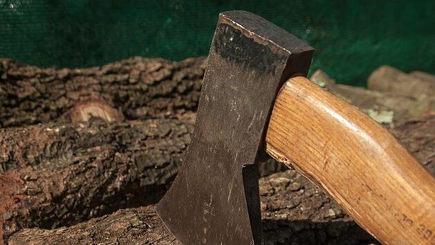 Ein Mann soll in der Nacht zum Sonntag den Freund seiner Mutter mit einem Beil erschlagen haben. Symbolbild: pixabay.com