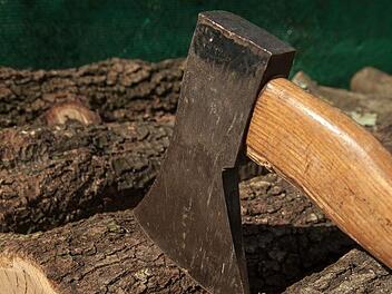 Ein Mann soll in der Nacht zum Sonntag den Freund seiner Mutter mit einem Beil erschlagen haben. Symbolbild: pixabay.com