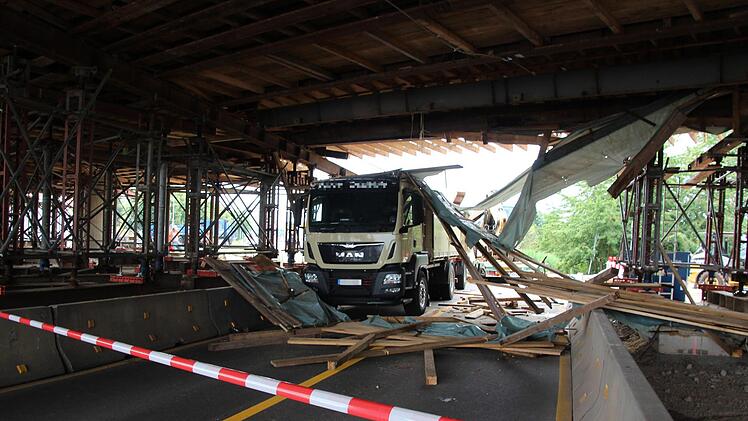 Die  Durchfahrt wurde in beide Richtungen gesperrt. Foto: Ronald Heck