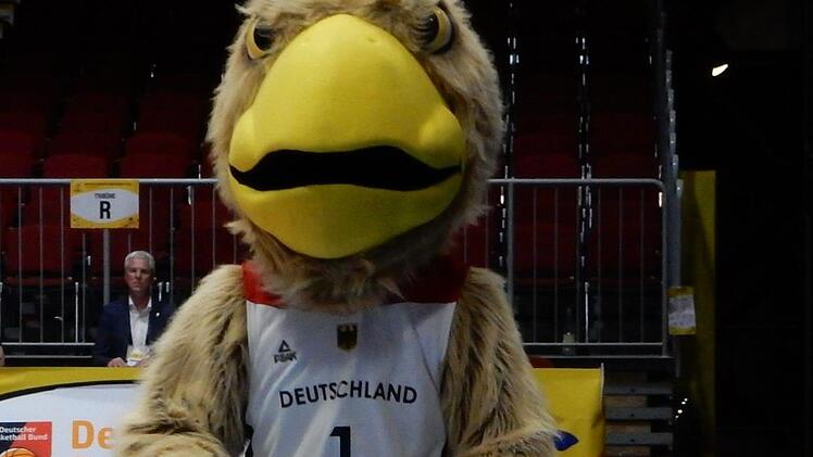... Arnold, dem Basketball-Bundesadler, dass die Stimmung auf den Rängen hoch blieb. Fotos: Udo Schilling