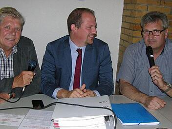 Zusammen mit Rechtsanwalt Sebastian Heidorn (Mitte) standen die Initiatoren des Sonnefelder Bürgerbegehrens Thomas Angermüller (links) und Norbert Heymann (rechts) Rede und Antwort. Foto: Klaus Oelzner