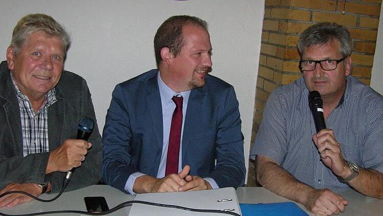 Zusammen mit Rechtsanwalt Sebastian Heidorn (Mitte) standen die Initiatoren des Sonnefelder Bürgerbegehrens Thomas Angermüller (links) und Norbert Heymann (rechts) Rede und Antwort. Foto: Klaus Oelzner