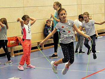Die Buben und Mädchen bei ihren Übungen: Schon nach kurzer Zeit demonstrierten sie ihre Beweglichkeit mit dem Seil.  Foto: Günther Geiling