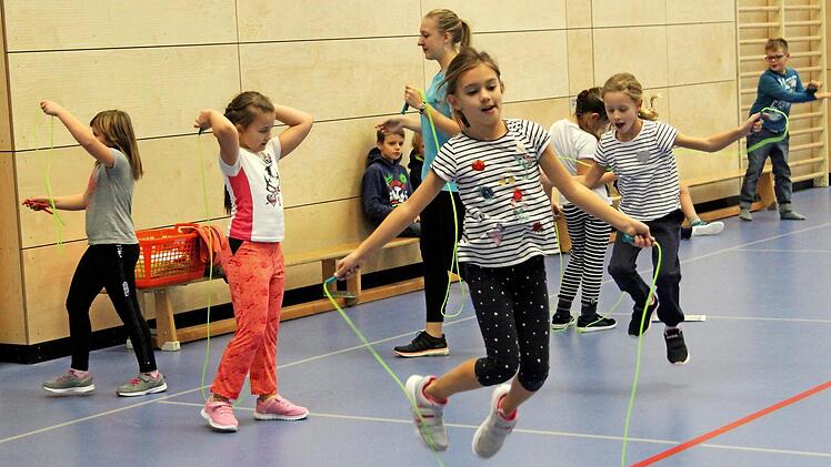 Die Buben und Mädchen bei ihren Übungen: Schon nach kurzer Zeit demonstrierten sie ihre Beweglichkeit mit dem Seil.  Foto: Günther Geiling