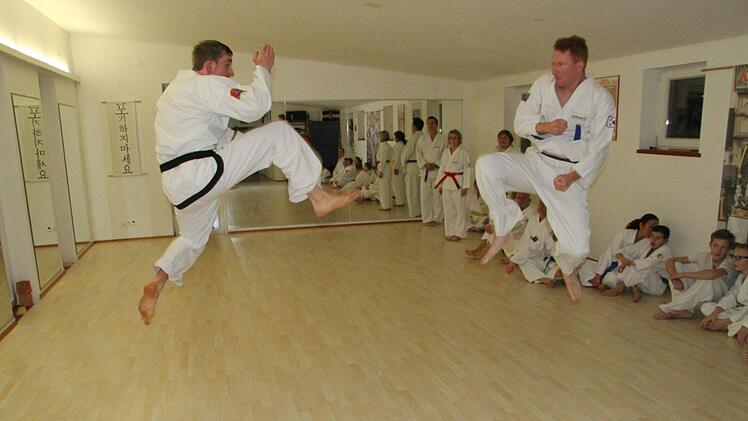 Es sieht heftig aus, aber die Kämpfer berühren sich zu keinem Moment.