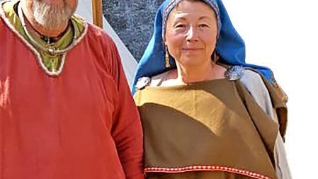 Peter Lösch als Gotländer und seine Frau Margit, gewandet in eine finnische Wolltracht, probieren ihre nach historischem Vorbild gefertigte Glasperlen-Esse aus, ein Schmelzgefäß aus Ton, Sand und Pferdemist.  Foto: Nadine Gegner