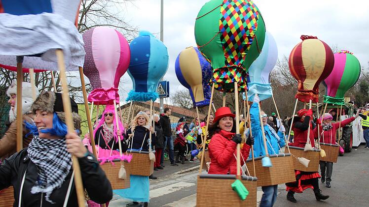 Heiße Luft im Wahlkampf - eingefangen von den Mitgliedern des SKK  Köttmannsdorf - wird vom Ballonrückholmobil zurückgebracht:  Einer der vielen Hingucker im Hirschaider Faschingsumzug. Werner  Baier