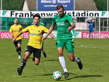 Von den sieben Vorbereitungsspielen gewannen die Friesener um Jonathan Müller (grünes Trikot) nur das Duell mit dem Bayernligisten SpVgg Bayern Hof mit 4:3.  Foto: Lisa Hümmer