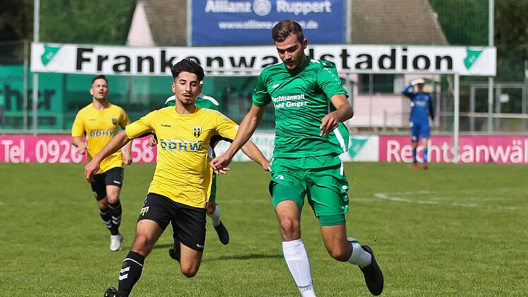 Von den sieben Vorbereitungsspielen gewannen die Friesener um Jonathan Müller (grünes Trikot) nur das Duell mit dem Bayernligisten SpVgg Bayern Hof mit 4:3.  Foto: Lisa Hümmer