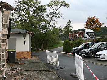 Bürger und Politiker machten sich ein Bild von der "Einschlagstelle", an der ein Lastwagen kürzlich für einen erheblichen Schaden im Bereich des Theisenorter Sportheims gesorgt hat. Foto: Maria Löffler