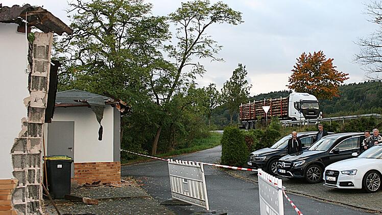 Bürger und Politiker machten sich ein Bild von der "Einschlagstelle", an der ein Lastwagen kürzlich für einen erheblichen Schaden im Bereich des Theisenorter Sportheims gesorgt hat. Foto: Maria Löffler