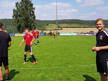 Andreas Wolf (rechts) am Freitag in Burglauer. Foto: Johannes Wolf