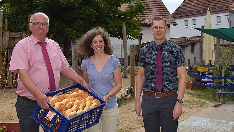 Michaela Schubert (Mitte), Leiterin des katholischen Stiftungskindergartens St. Josef in Hammelburg bedankte sich  bei den Stiftungsvorständen der Carl von Heß Sozialstiftung Martin Pfeuffer (links) und Marco Schäfer (rechts).