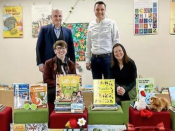 Konrektorin Stefanie Leimeister (u.l.) mit B&uuml;chereileitung Melanie Schmitt (u.r.) freuen sich mit Rektor Rudolf Hennemann (o.l.) und B&uuml;rgermeister Tobias Roppelt (o.r.) &uuml;ber das neue Bildungsangebot.