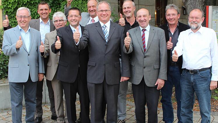 Die Freie-Wähler-Bürgermeister imn Kreis ERH stehen hinter ihrem Kandidaten Oberle (Mitte). Foto: Andreas Dorsch