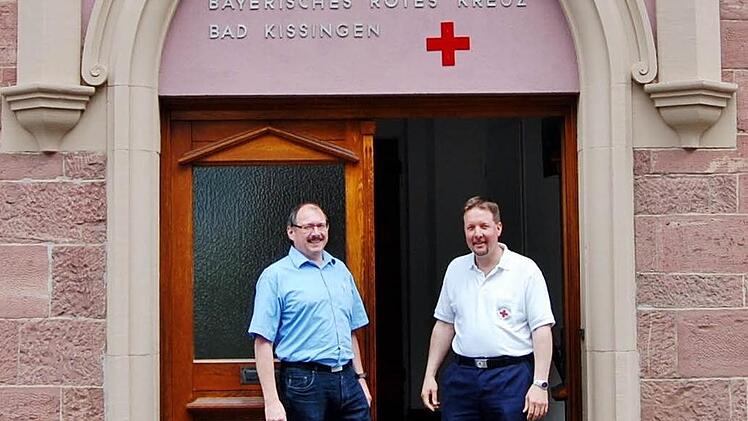 Bereitschaftsleiter Thomas Menz (rechts) und sein Stellvertreter Robert Weber vor dem Rot-Kreuz-Haus.