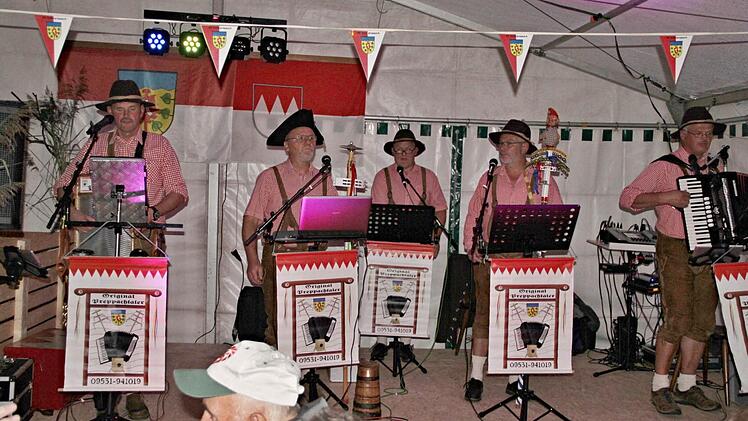 Die "Original-Preppachtaler" glänzten mit Waschbrett und Teufelsgeigen beim Heimatabend im Festzelt. Foto: Helmut Will