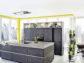 Avantgardistisch: funkelnde Spiegeleinschlüsse verleihen dieser zehn Zentimeter starken Steinarbeitsplatte aus Quarzkomposit das gewisse Extra.