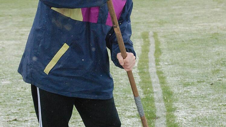 Kehrmaschine: Linienpflege in Burgwallbach bei der Kreisliga-Begegnung gegen den FC Thulba.  Foto: Günter Madrenas