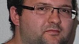 "Er hat immer ein offenes Ohr für die Jugend", lobt Günter Schmidt, Vorsitzender des Kreisjugendringes Bad Kissingen, Karl Englert, und: "Er hat sich immer energisch dafür eingesetzt, eine Lösung zu finden." Großen Wert habe er auf die Programme bei Jugendfreizeiten und die Ausbildung der Jugendleiter gelegt. "Ich habe gerne mit ihm zusammengearbeitet", sagt Schmidt. Zudem sei Englert abenteuerlustig: "Er fährt gerne dorthin, wo andere noch nie waren." Nach dem Abschied von Martin Pfeuffer ge...