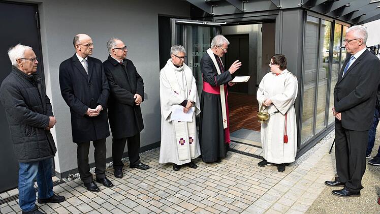 Nach der Segensfeier in der Ritterkapelle anlässlich der offiziellen Eröffnung des Dokumentationszentrums Sankt Michaelskapelle in Haßfurt segnete Domkapitular Dr. Jürgen Lenssen die Räume und die Besucher. Unser Bild zeigt (von links) den ehemaligen Landrat Rudolf Handwerker, Landrat Wilhelm Schneider, den ehemaligen Bürgermeister Rudi Eck, Pfarrer Stephan Eschenbacher, Jürgen Lenssen, die Ministrantin Laura Pizzabeo und Bürgermeister Günther Werner.