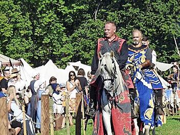 Farbenfroh und spannend ging es beim Ritterfest in Waischenfeld zu.