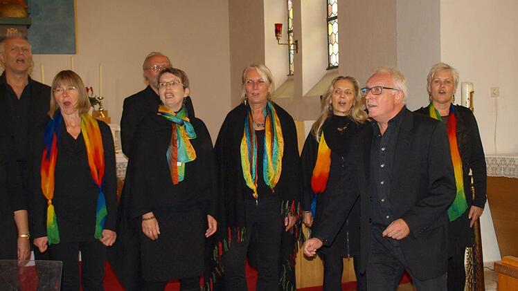 Der Gospelchor "Rainbow" mit dem Solisten Engelbert Reisser (vorne), der aus der Vorderen Schnaid stammt. Foto: Susanne Deuerling