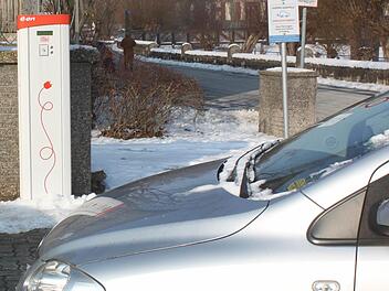 Die Elektro-Ladestation auf dem Parkplatz der Staffelsteiner Obermain-Therme wird inzwischen häufiger genutzt. Von Fahrern mit Benzin- oder Dieselfahrzeugen wird sie jedoch nicht blockiert. Foto: Matthias Einwag